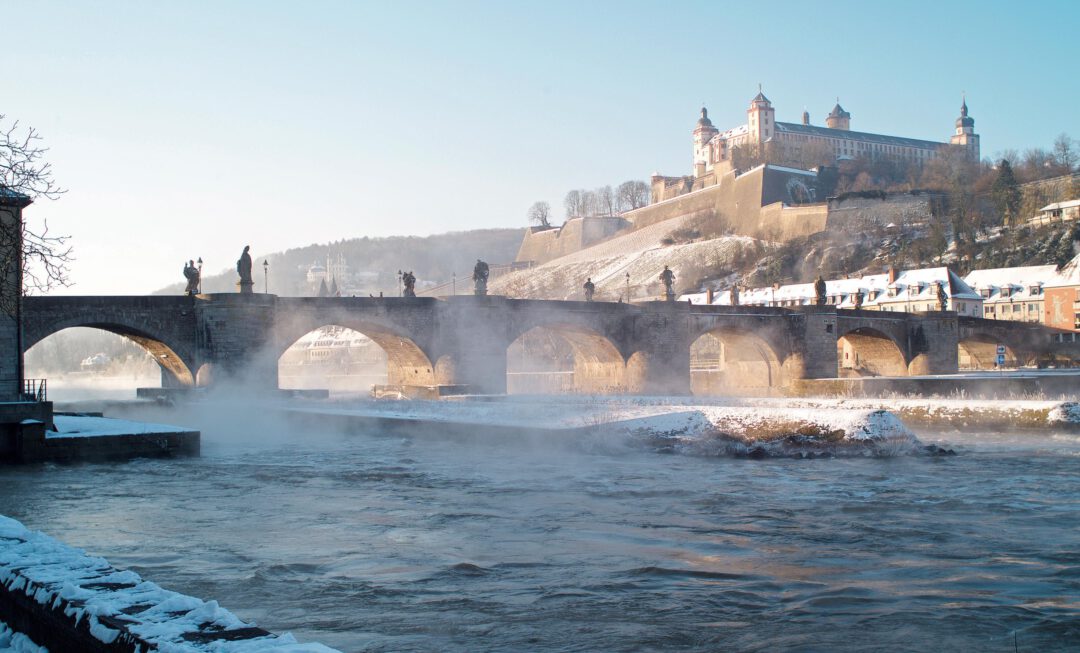 Alte Mainbrücke und Festung Marienberg im Winter