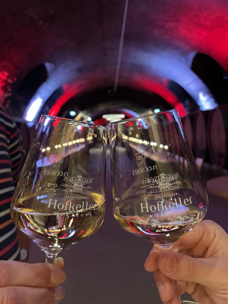 Zwei Weingläser im Staatlichen Hofkeller