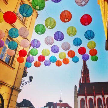 Lampignons in der Schustergasse in Würzburg. Marienkapelle im Hintergrund