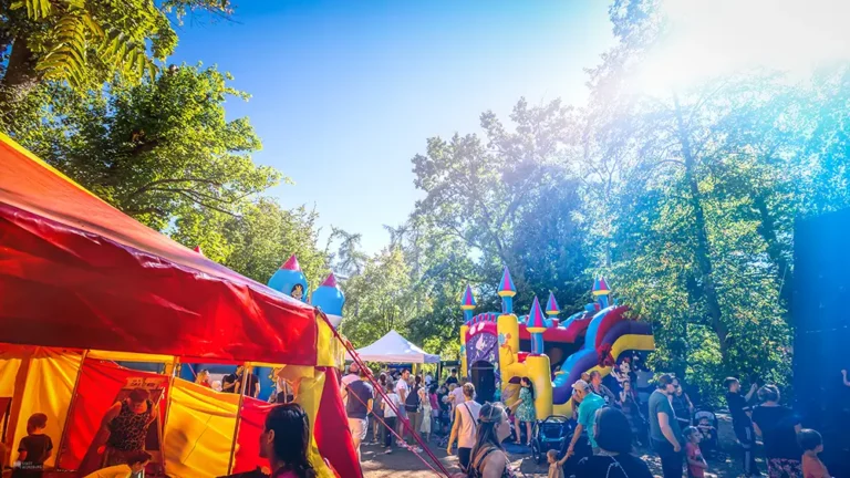 Hüpfburgen beim Ringparkfest in Würzburg