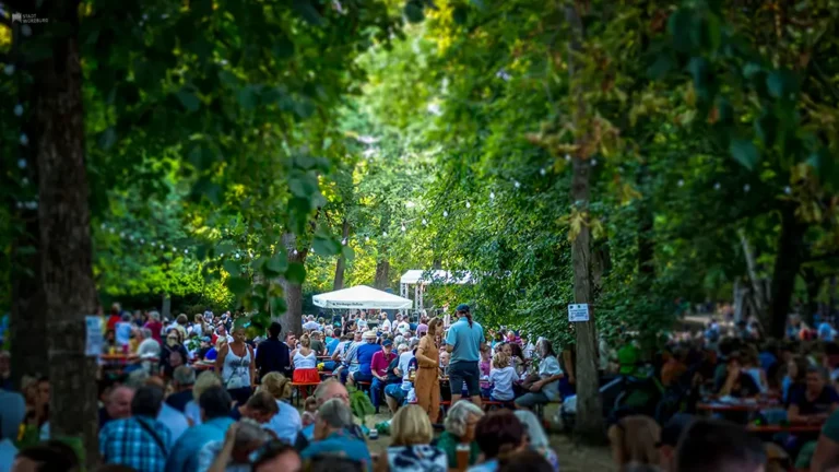 Geselliges Beisammensitzen beim Ringparkfest in Würzburg