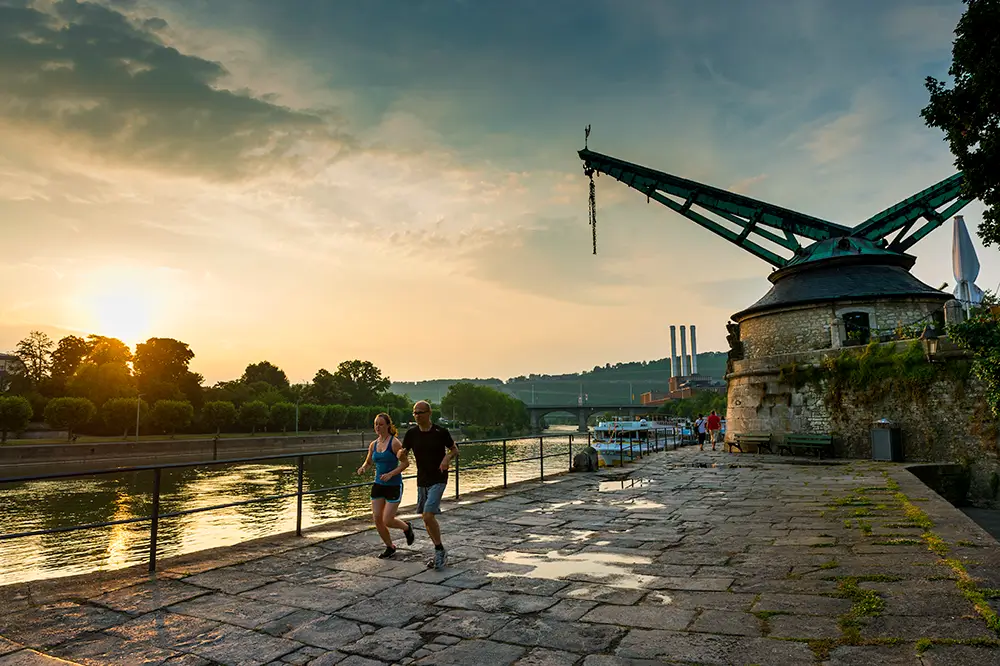 Der historische Kran "Alter Kranen" in Würzburg am Mainufer im Abendlicht.