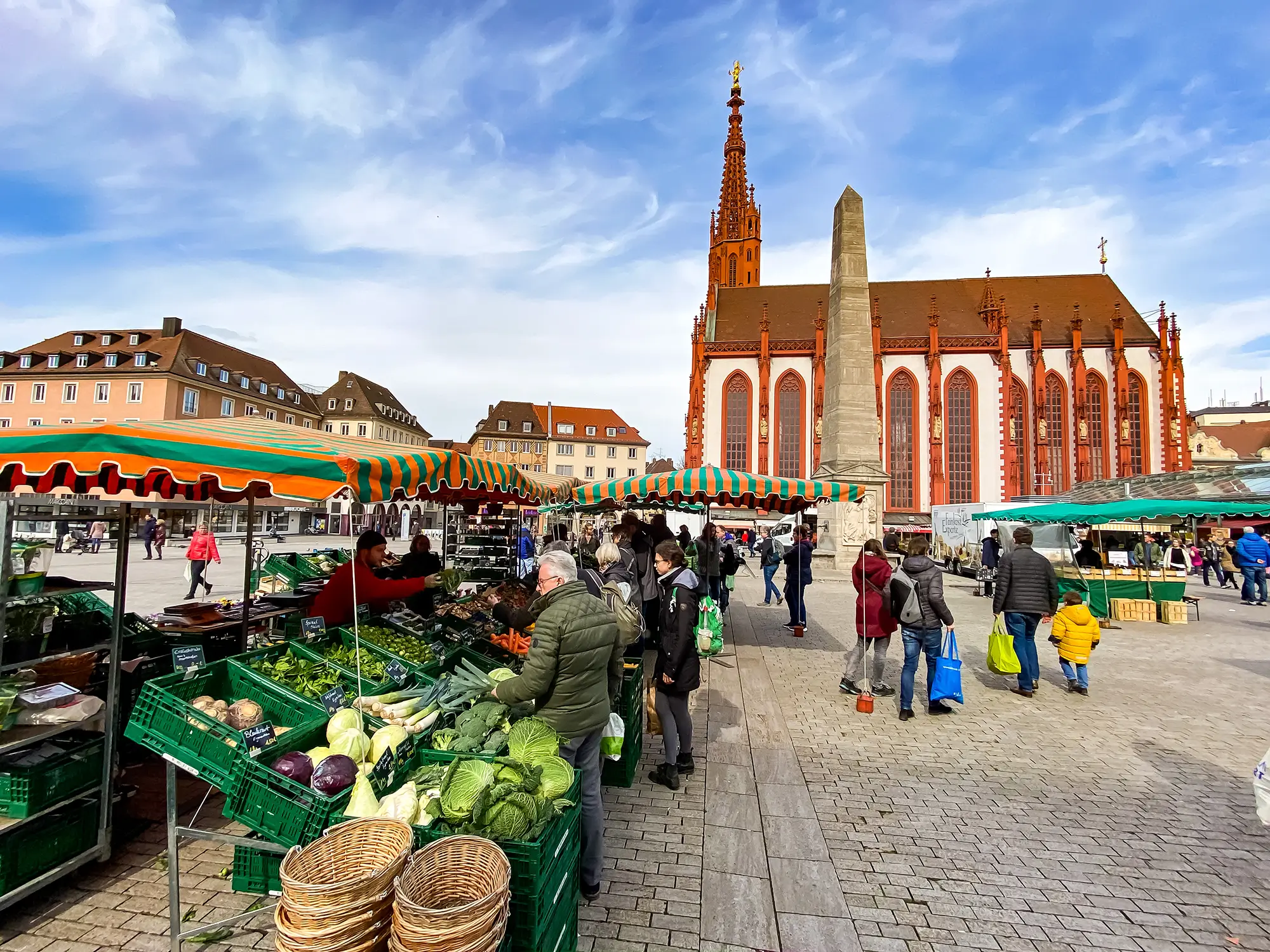 Marktstand mit Gemüse auf dem Unteren Markt in Würzburg mit der Marienkapelle im Hintergrund