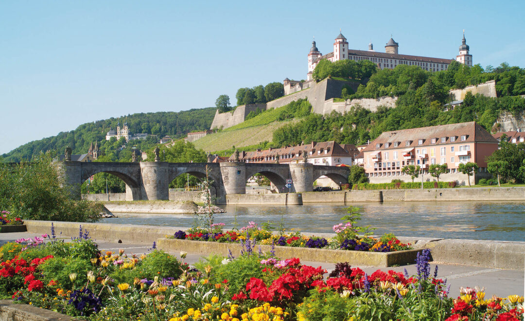 Die Alte Mainbrücke vom Mainkai aus fotografiert mit Festung Marienberg im Hintergrund