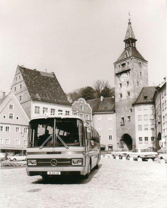 Landsberg in den 50er Jahren: Ein Reisebus parkt vor dem historischen Schmalzturm
