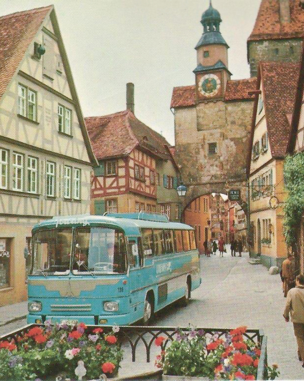 Rothenburg in den 50er Jahren: Ein Reisebus fährt vorbei am Röderbogen, einem historischen Torbogen mit Turm