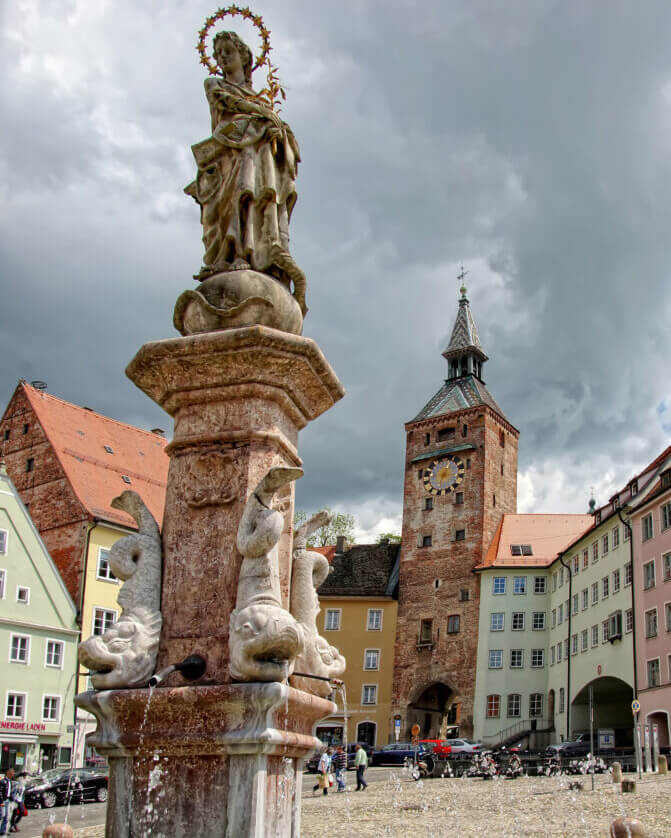 Brunnen und Schmalzturm in Landsberg am Lech