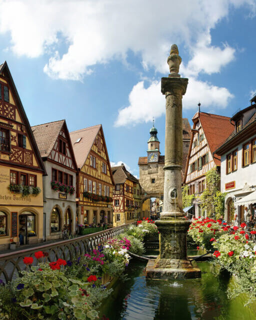 Brunnen und Torbogen in der Rödergasse in Rothenburg ob der Tauber