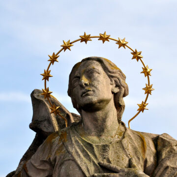 Sandsteinfigur mit goldenem Heiligenschein auf der Alten Mainbrücke in Würzburg