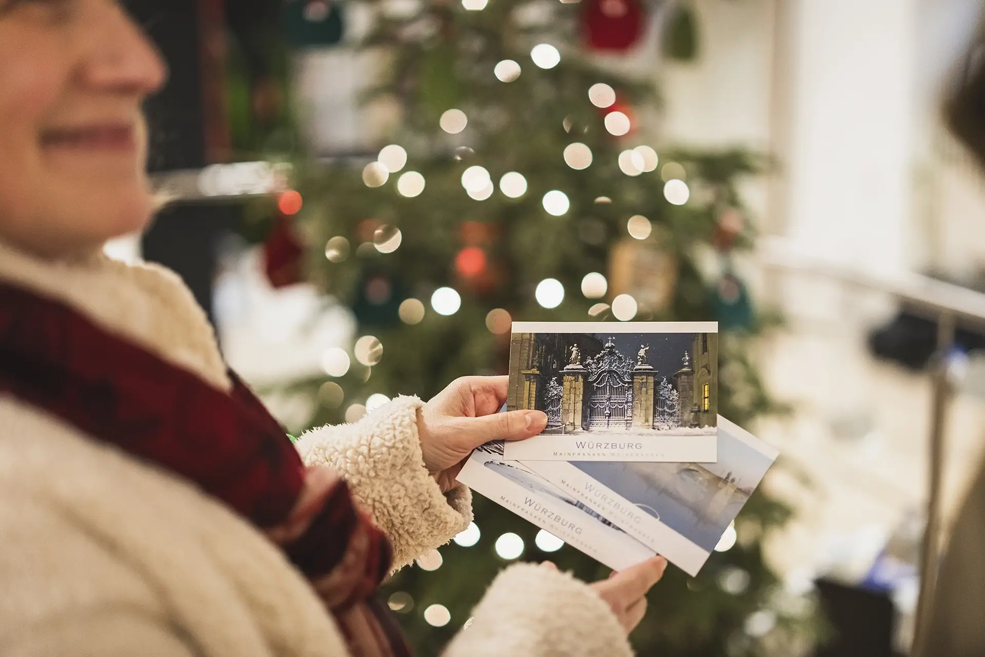 Weihnachtliche Postkarten in der Tourist Information Würzburg