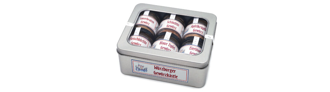 Würzburger Gewürzkästle: rechteckige Metalldose mit Sichtfenster im Deckel, durch das man 6 kleine Schraubgläschen mit Gewürzmischungen sehen kann.