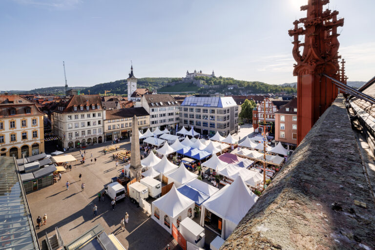 Blick auf die Zelte der Weinparade auf dem Unteren Markt Würzburg
