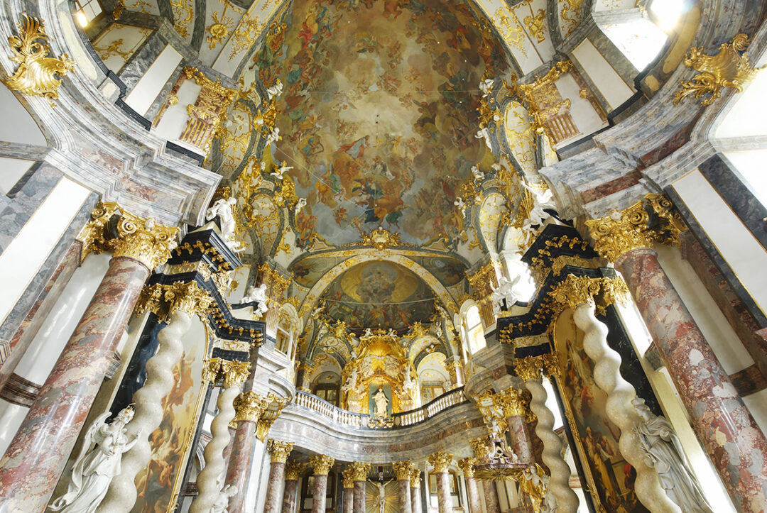 Die Hofkirche in der Residenz Würzburg ist im opulenten Barockstil ausgestattet.