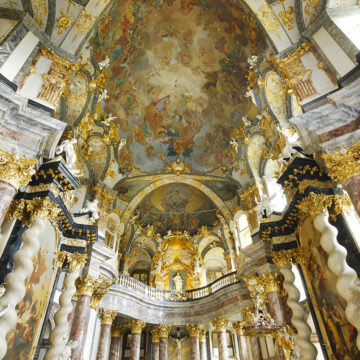 Die Hofkirche in der Residenz Würzburg ist im opulenten Barockstil ausgestattet.