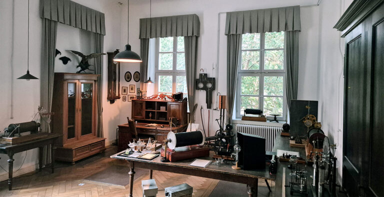 Das nachgestellte Labor, in dem Wilhelm Conrad Röntgen die Röntgen-Strahlen entdeckte.